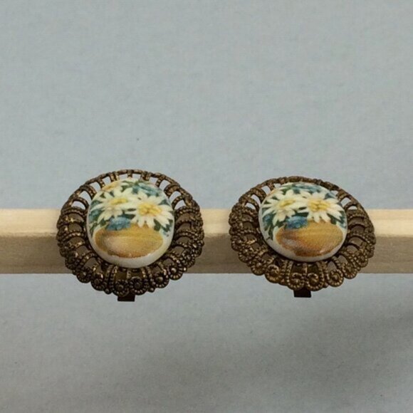 Daisy Flowers Filigree Framed Cabachon Clip On Earrings Oval Cottagecore Granny - Picture 2 of 15